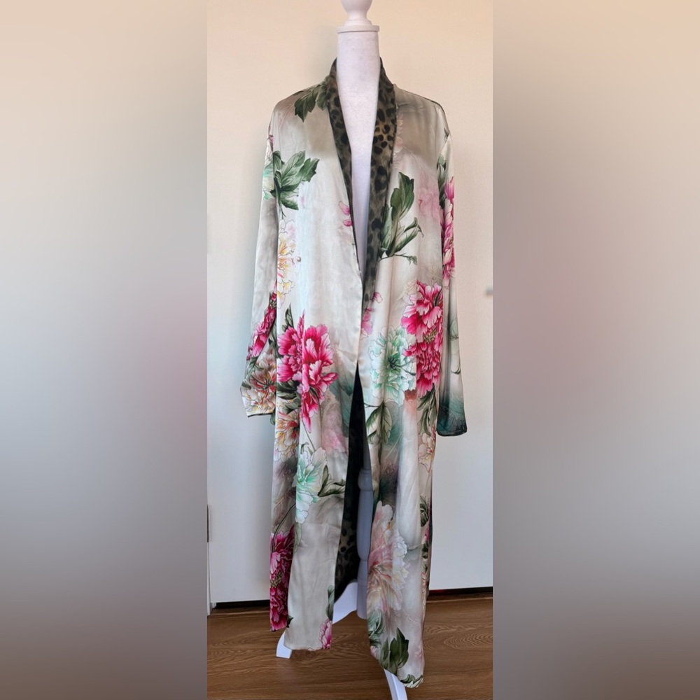 94% Silk Gardenia Robe by Adriana Iglesias - Picture 6 of 15